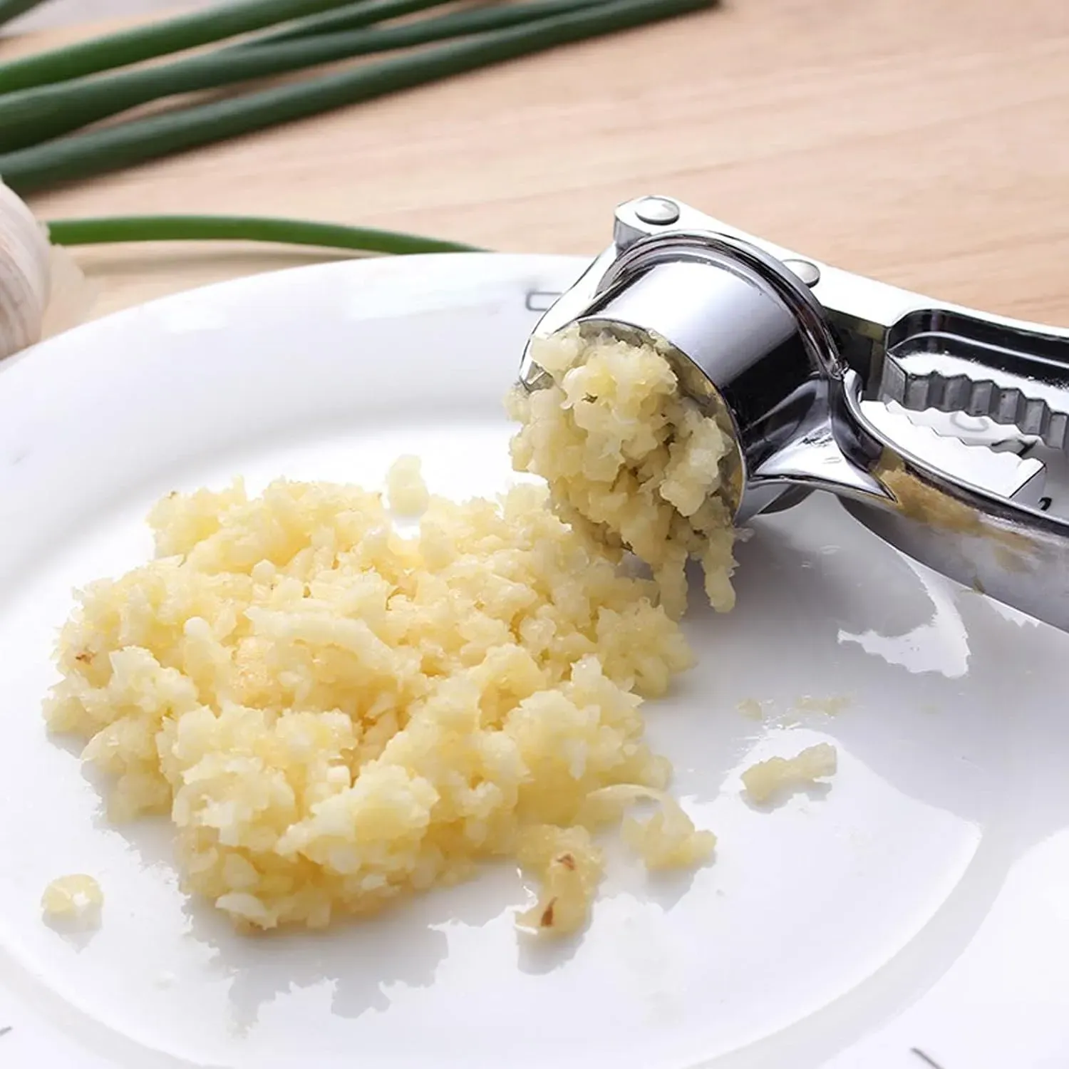 High-Quality Stainless Steel Garlic Press - Kitchen Garlic Mincer for Easy Crushing